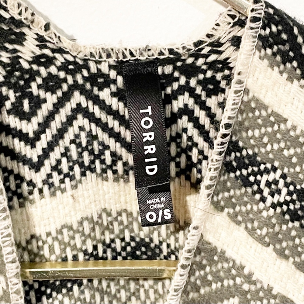 Torrid‎ One Size Knit Over The Shoulder Wrap Sweater Shawl Stripe Fringe - Picture 3 of 4